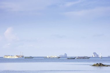 Deniz arka planında tekne turları ve Tayland 'da Krabi' de bulutlar..