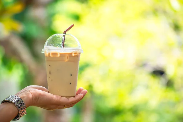 Bir bardak soğuk espresso kahve. Arka plan bulanık görünüyor..