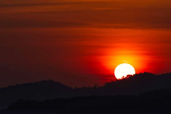 Сонячний підйом і ранкове світло позаду гір з туманом, який був покритий в Кхао Такіан Нго Пхетчабун в Таїланді. — стокове фото