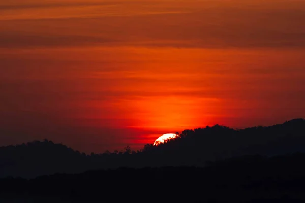 Сонячний підйом і ранкове світло позаду гір з туманом, який був покритий в Кхао Такіан Нго Пхетчабун в Таїланді. — стокове фото