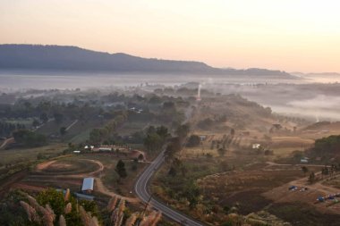 Tayland 'daki Khao Takhian Ngo Phetchabun' da ağaçlarla kaplı sabah sisi..