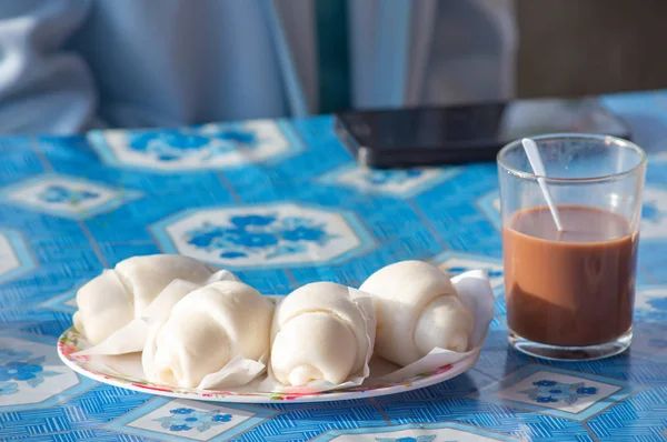 Čínská pařená buchta nebo mantou V talíři a nápoji Horká čokoláda na stole. — Stock fotografie