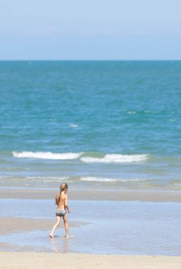 Kızın arkasındaki görüntü, Suan Oğlu Pradipat Sahili 'nde, Tayland' daki Khiri Han 'ın sahilinde yürüyor. 16 Şubat 2020