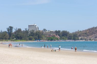 Turistler, Suan Oğlu Pradipat Sahili 'nde, Tayland' da Prachuap Khiri Han 'da sahilde yürüyor. 16 Şubat 2020