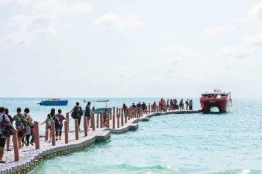 Turistler köprüde yürüyor ve Tayland 'daki Koh Samet İskelesi' nde demirlemiş sürat tekneleri var. 26 Ocak 2020