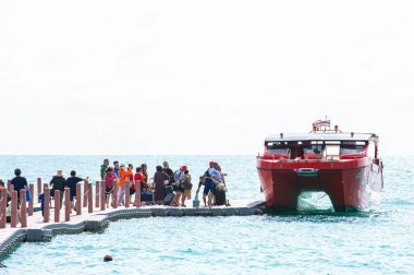Turistler köprüde yürüyor ve Tayland 'daki Koh Samet İskelesi' nde demirlemiş sürat tekneleri var. 26 Ocak 2020