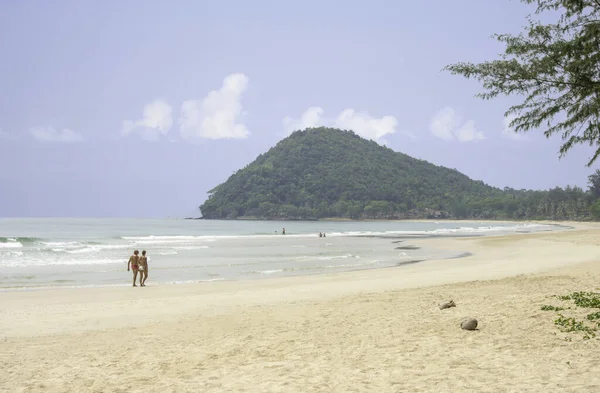 Turyści Spacerują Plaży Tło Morza Plaży Thungwualaen Chumphon Tajlandia Marca — Zdjęcie stockowe