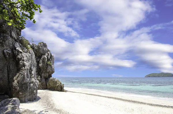 Skały Tle Plaży Morze Wyspa Koh Lankajiu Chumphon Tajlandia — Zdjęcie stockowe