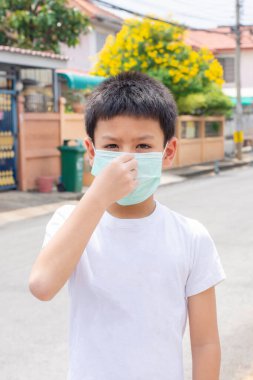 Bangkok, Tayland 'da sokakta maskeyi tutan el..