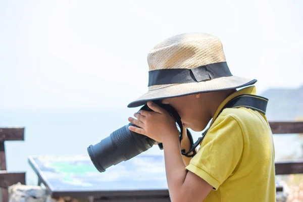 Asyalı Çocuk Fotoğraf Çekerken Şapka Takıyor — Stok fotoğraf