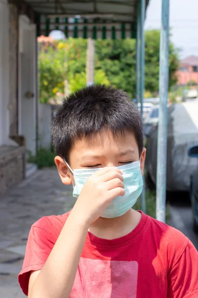 Χέρι Κρατώντας Μάσκα Στην Ασιατική Πρόσωπο Αγόρι Στο Δρόμο Στην — Φωτογραφία Αρχείου