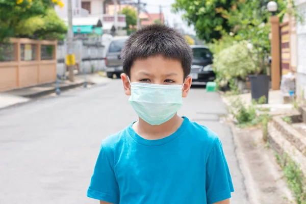 Niño Asiático Con Una Máscara Pie Calle Bangkok Tailandia —  Fotos de Stock