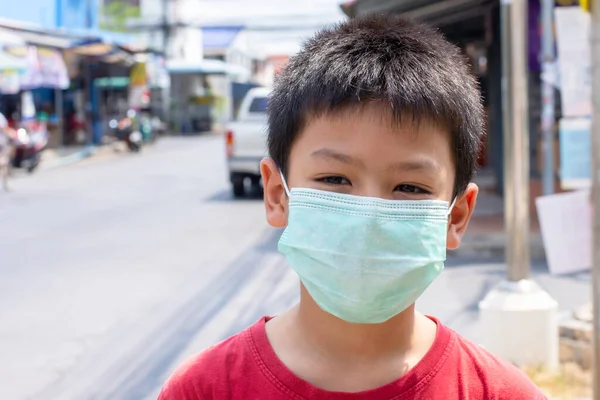 マスクをしたアジア系の少年 タイのバンコクの通りに立つ — ストック写真