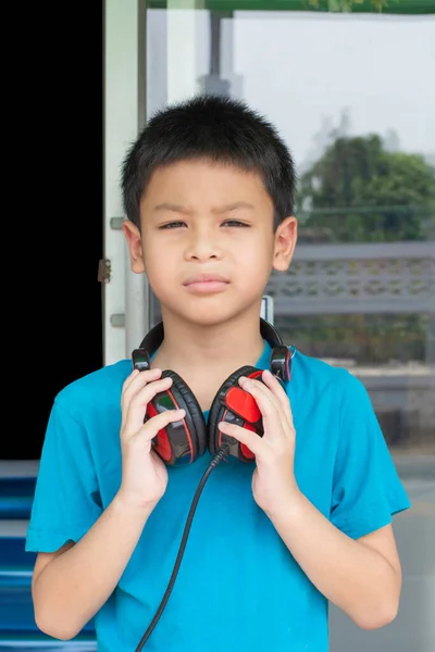 Hand Asian Boy Holding Headphone Neck Background Blurry — Stock Photo, Image