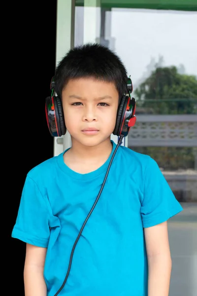 Portret Azjatyckiego Chłopca Noszącego Słuchawki Tło Zamazane — Zdjęcie stockowe