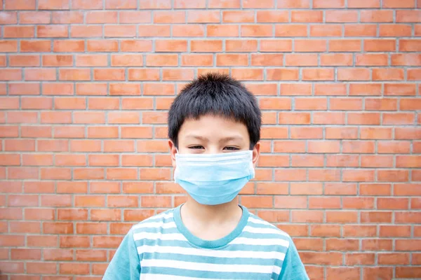 Asiatische Junge Tragen Eine Maske Hintergrund Ziegelmauer — Stockfoto