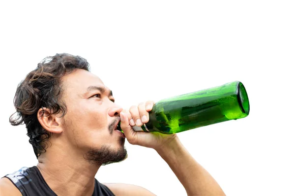 アジア人男性の手の中に隔離された緑色のビールボトルクリッピングパスを持つ白い背景に — ストック写真