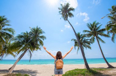 Kadının arkasındaki görüntü, Cabana Beach, Chumphon, Tayland 'da arka plan hindistan cevizi palmiyelerini kaldırıyor. 21 Mart 2020
