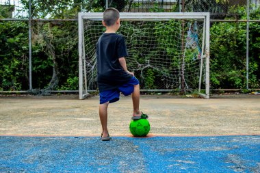 Çocuklar sahada futbol oynamak üzereler..