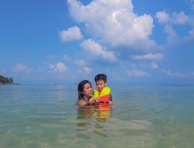 Can yeleği giyen kadın ve çocuk, Haad Salata Sahili 'nde dalış, Koh Phangan Suratthani Tayland.