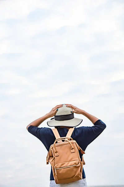 Vrouwen Schouder Rugzak Draag Een Hoed Achtergrond Hemel — Stockfoto