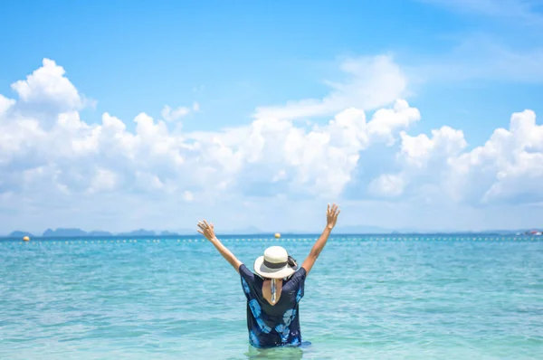 Bilden Bakom Kvinnan Lyfter Sina Armar Och Hatt Havet Bakgrund — Stockfoto