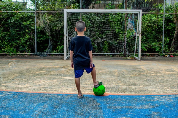 Die Jungs Sind Dabei Fußball Auf Dem Platz Schießen — Stockfoto