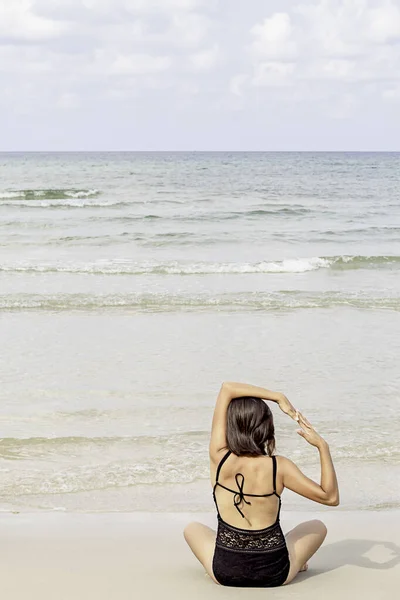Porträtt Asiatisk Kvinna Som Bär Baddräkt Sittande Yoga Stranden Bakgrund — Stockfoto
