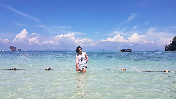 Portrait Asian Woman Standing Sea Clear Skies Krabi Thailand — Stock Photo, Image