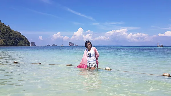 Porträt Asiatin Meer Des Klaren Himmels Bei Krabi Thailand — Stockfoto