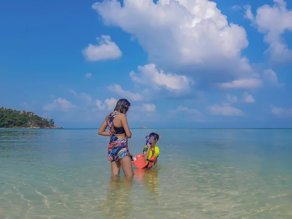 Vrouw Jongen Dragen Zwemvest Duiken Zee Bij Haad Salad Beach — Stockfoto