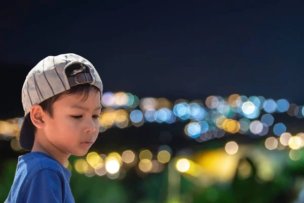 亚洲男孩看到山上的房屋灯光朦胧 — 图库照片