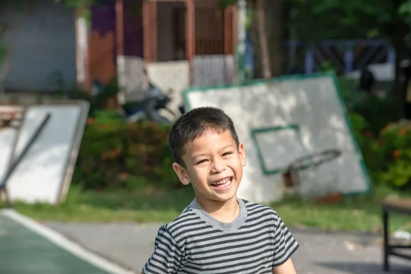 亚洲男孩的画像 在公园里开心地笑着 — 图库照片