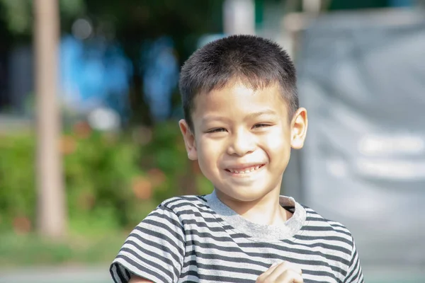 Porträtt Pojke Asien Skrattar Och Ler Glatt Parken — Stockfoto