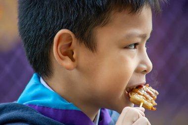 Asyalı erkekler domuz rostosu yiyor, Tayland 'da yemek basit ve popüler..