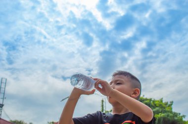 Çocuklar soğuk su içiyorlar..