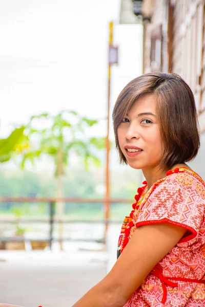 Kuzey Tayland kökenli ahşap duvar giyen Asean bir kadının portresi.