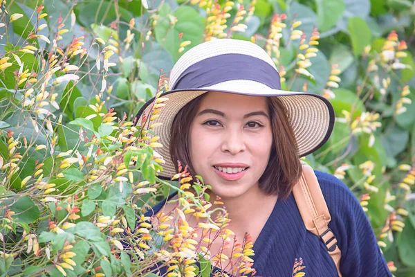 Retrato Mulher Asiática Usando Chapéu Jardim Flores — Fotografia de Stock