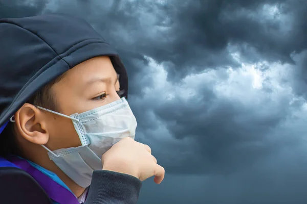 Απομονωμένο Asean Boys Φορούν Μάσκα Για Την Πρόληψη Της Σκόνης — Φωτογραφία Αρχείου