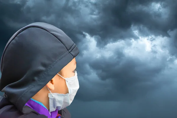 孤立したアショーン少年はほこりを防ぐためにマスクを着用背景黒い煙 — ストック写真