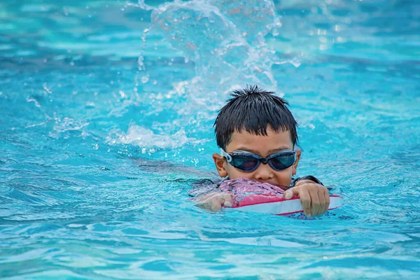 Asean Meninos Estão Nadando Piscina — Fotografia de Stock