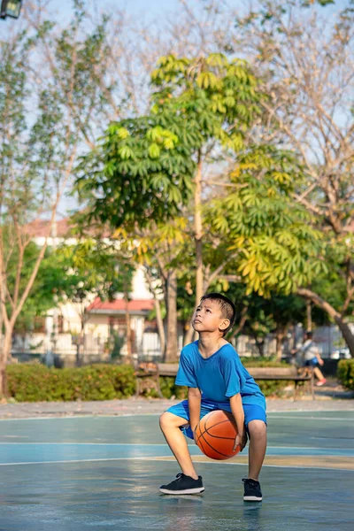 Asiatischer Junge Hält Einen Basketballball Der Hand — Stockfoto
