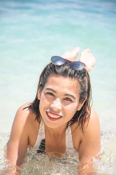 Porträt Einer Asiatin Weißem Badeanzug Und Sonnenbrille Sandstrand Liegend — Stockfoto