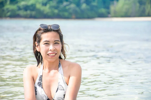 Porträt Einer Asiatin Weißem Badeanzug Und Sonnenbrille Sandstrand Liegend — Stockfoto
