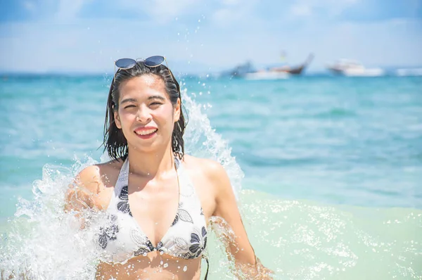 Porträt Einer Asiatin Mit Weißem Badeanzug Und Sonnenbrille Sandstrand Liegend — Stockfoto