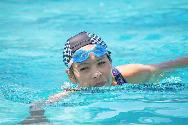 Asiatische Frauen Schwimmen Pool — Stockfoto