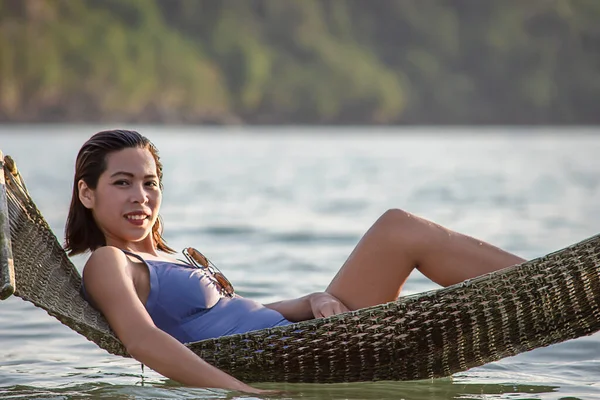 Porträt Einer Asiatin Badeanzug Auf Hängemattenschaukel Meer — Stockfoto