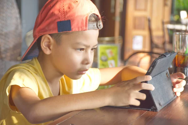 Портрет Азиатского Мальчика Играющего Мобильный Телефон Деревянном Столе — стоковое фото