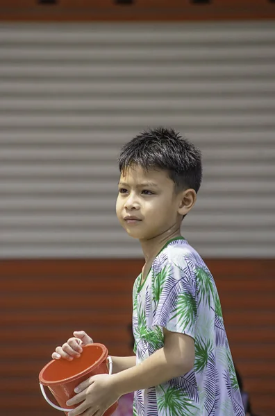 亚洲男孩在泰国举行塑料桶游戏Songkran节或泰国新年 — 图库照片