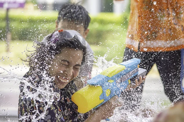 Mulher Asiática Segurando Uma Arma Água Jogar Songkran Festival Ano — Fotografia de Stock